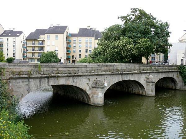 Апартаменты Le Pont Neuf 61 Алансон Экстерьер фото